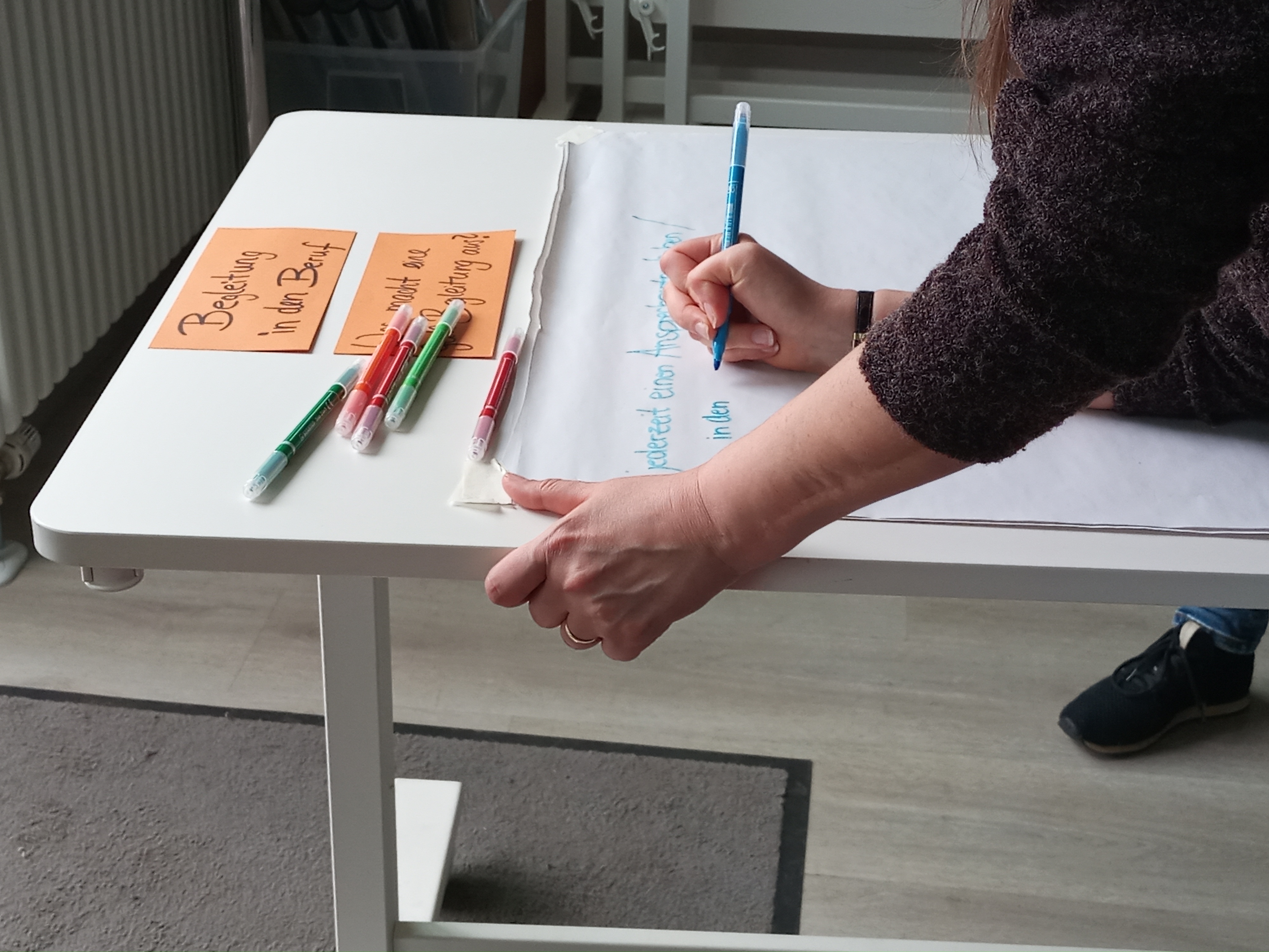 Foto von der Ideenwerkstatt, wo die Zielgruppe und bezirkliche Stakeholder gemeinsam Lösungsansätze entwickelten