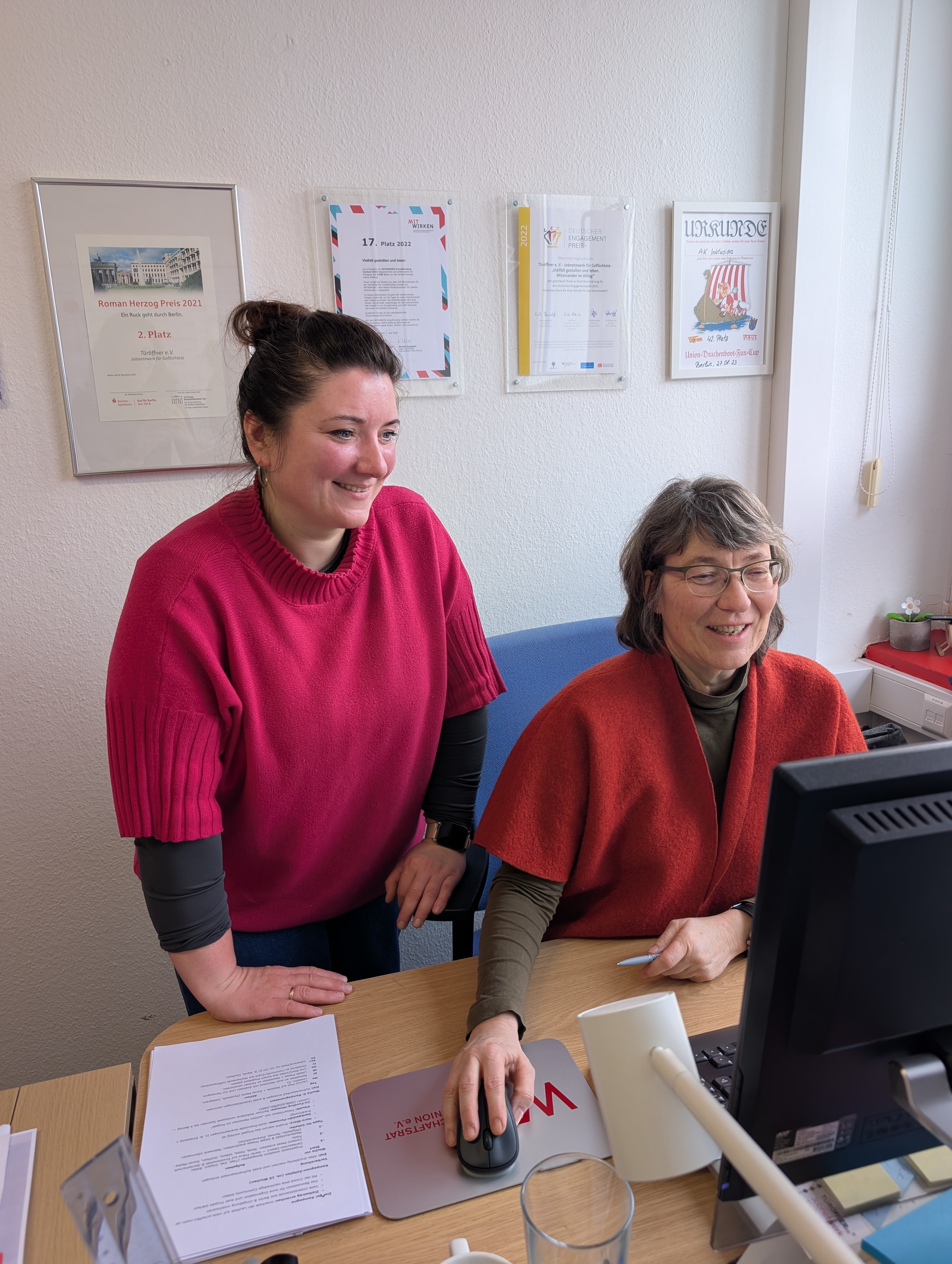 Im Projekt „Onboarding Fit für Integration“ begleiten die Mitarbeitenden von Türöffner e.V. Menschen mit Einwanderungs- und Fluchtgeschichte auf ihrem Weg in Ausbildung, Arbeit und gesellschaftliche Teilhabe. Durch individuelle Beratung, Unterstützung bei organisatorischen Fragen und die gemeinsame Entwicklung beruflicher Perspektiven schaffen sie Orientierung und stärken die Chancen auf eine erfolgreiche Integration. Das Foto zeigt zwei Projektmitarbeiterinnen bei der täglichen Beratungs- und Begleitungsarbeit.