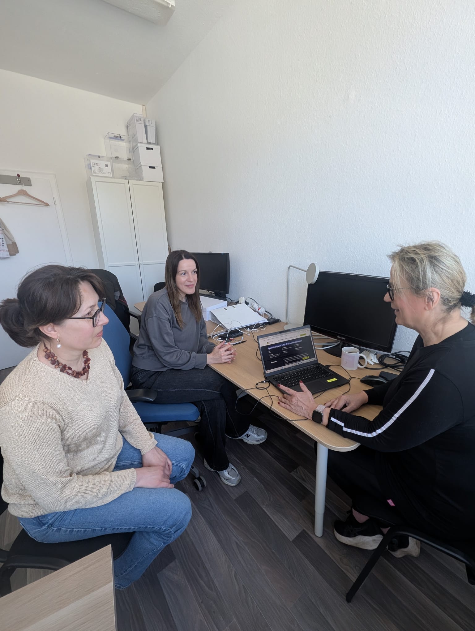 Erfolgreiche Integration gelingt durch Zusammenarbeit. Das Foto zeigt Mitarbeitende des Projekts „Onboarding Fit für Integration“ bei einer gemeinsamen Beratung und Abstimmung. Im Austausch werden individuelle Unterstützungsangebote entwickelt, Informationen gebündelt und nächste Schritte geplant, um Teilnehmende auf ihrem Weg in Ausbildung, Arbeit und gesellschaftliche Teilhabe bestmöglich zu begleiten.