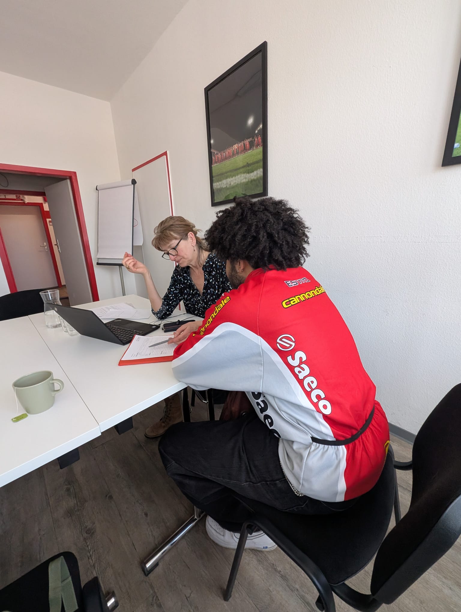 Im Projekt „Onboarding Fit für Integration“ erhalten Teilnehmende individuelle Unterstützung auf ihrem Weg in Arbeit und Ausbildung. Das Foto zeigt eine persönliche Beratungssituation, in der gemeinsam Ziele entwickelt, Fragen geklärt und konkrete Schritte für eine erfolgreiche berufliche Integration geplant werden.