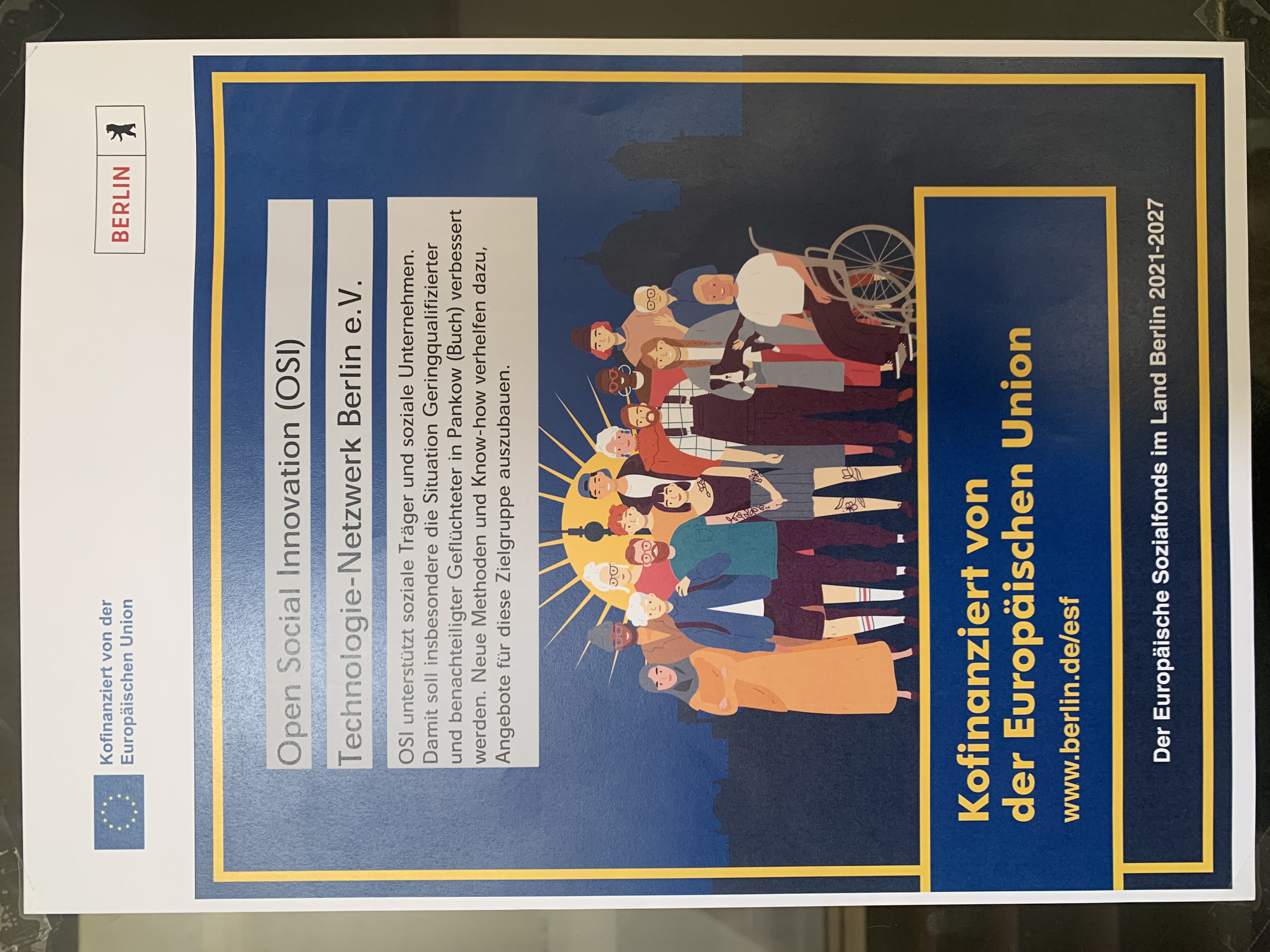 Flyer mit Logos im Eingangbereich