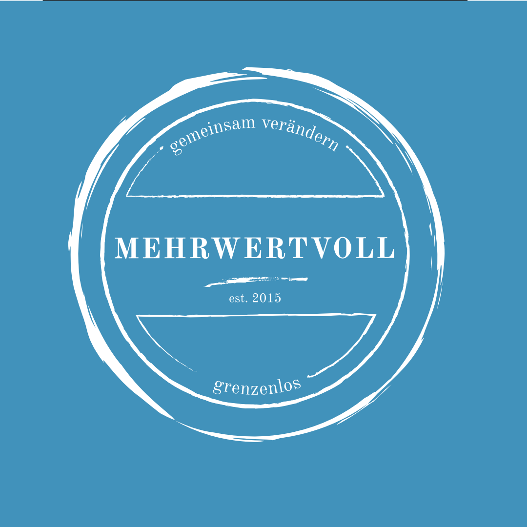 Das Logo ist ein weißer Kreis auf hellblauem Hintergrund. In der Kreismitte steht groß das Wort Mehrwertvoll. Kleiner am Rand des Kreises entlang stehen die Worte: gemeinsam verändern, grenzenlos